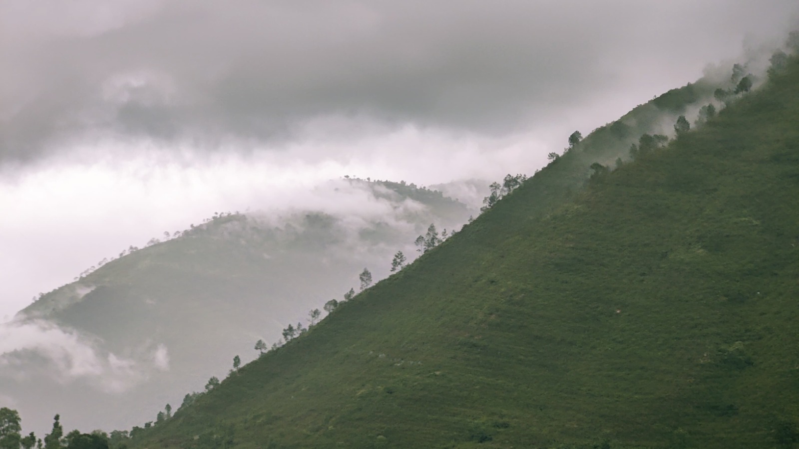 हिमाली भू–भागमा हल्का वर्षा र हिमपातको सम्भावना, तराईमा हुस्सु